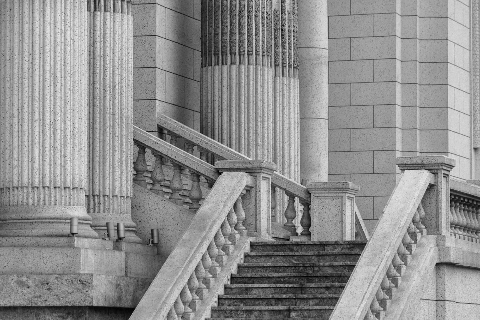 Columnas y escalinata de un edificio clásico
